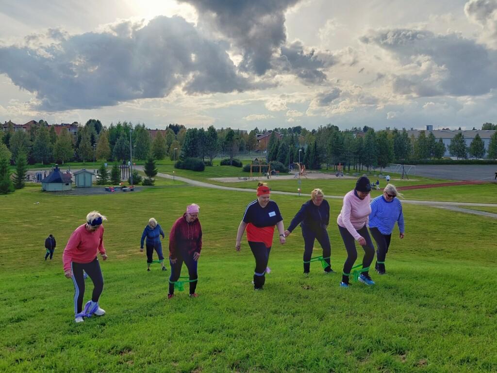 Valtakunnallista sisäilmasta oireilevien päivää vietettiin Kuusamossa puistojumpan parissa