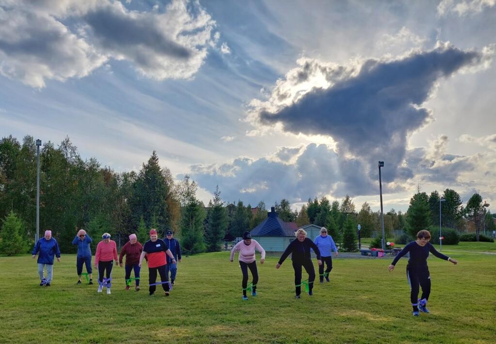 Valtakunnallista sisäilmasta oireilevien päivää vietettiin Kuusamossa puistojumpan parissa